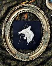 Load image into Gallery viewer, Screaming fox patch - Screen printing on black fabric