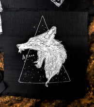 Load image into Gallery viewer, Screaming fox patch - Screen printing on black fabric